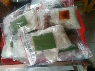 Hình ảnh bánh tráng rìa phơi sươ g