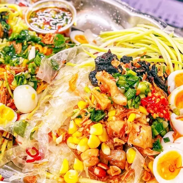 Hình ảnh Bánh tráng trộn chấm sốt me
