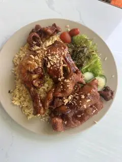 Hình ảnh Cơm Gà Đùi Nhỏ + Da Gà Mắm Tỏi