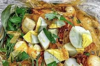 Hình ảnh Bánh Tráng Trộn Trứng Gà