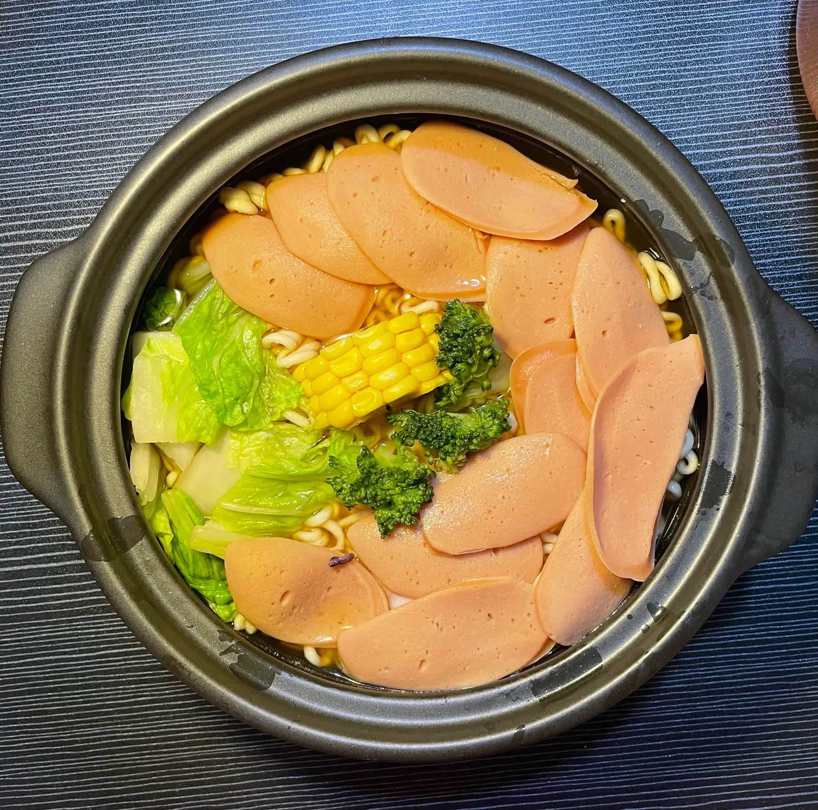 Hình ảnh Mì cay xúc xích đức