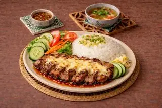 Hình ảnh Cơm thịt nướng sốt phô mai