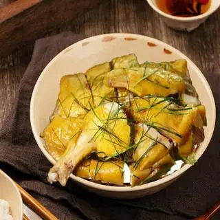 Hình ảnh Cơm Đùi Gà Xé Hấp Lá Chanh (Muối Tiêu)