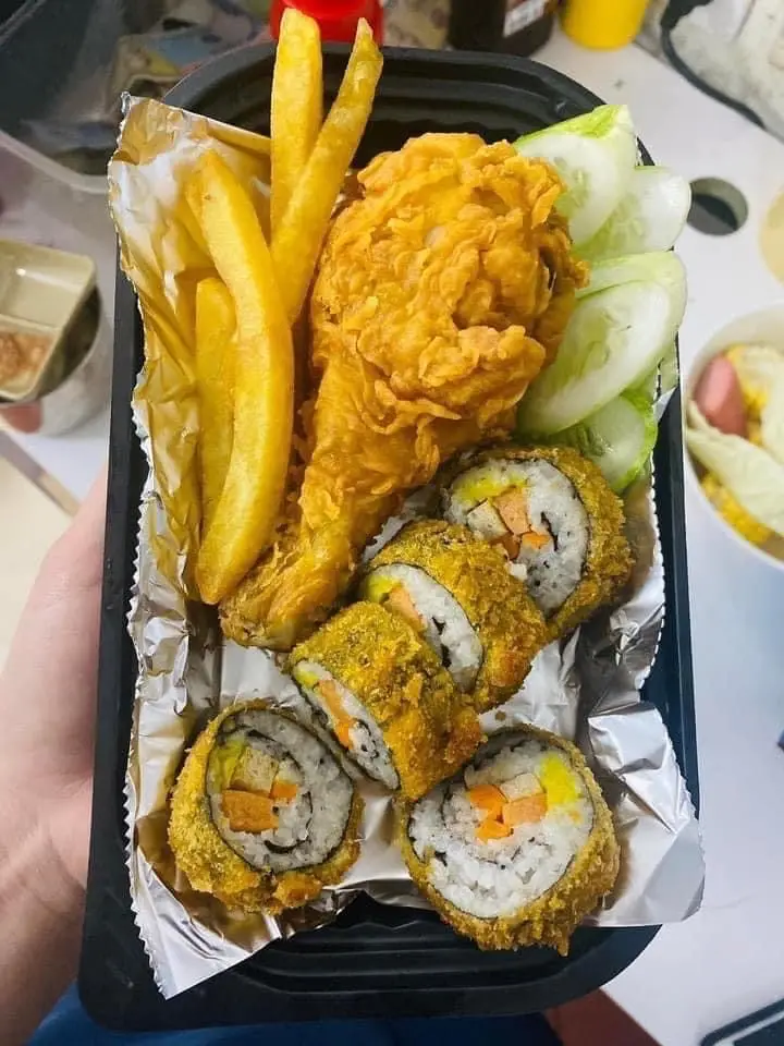 Hình ảnh Set đùi gà rán + kimbap (thường hoặc chiên), khoai Tây chiên