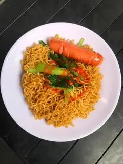 Hình ảnh mì xào xúc xích tóp mỡ 