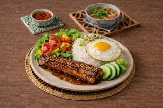 Hình ảnh Cơm sườn nướng sốt chua ngọt, trứng ốp la