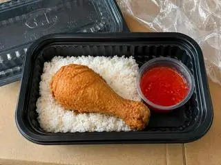 Hình ảnh Cơm đùi + sốt mật ong cay