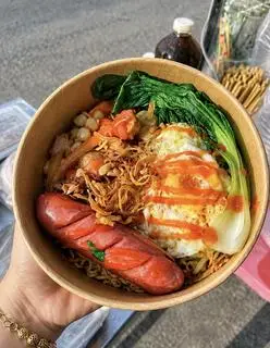 Hình ảnh  mì trộn trứng xúc xích nguyên cây