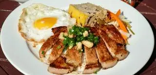 Hình ảnh Sườn, chả, trứng ốp la