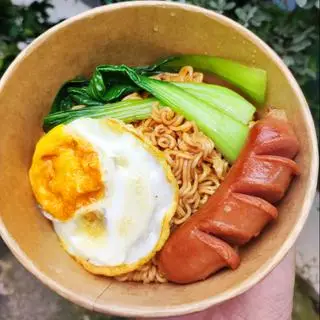 Hình ảnh Mì trộn trứng + xúc xích