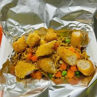 Hình ảnh  Mì trộn nem chua rán