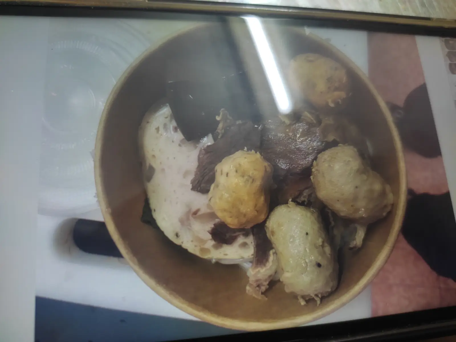 Hình ảnh bún bò Huế đầy đủ (thay móng bằng mọc)
