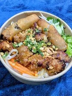 Hình ảnh Bún thịt nướng chả giò (đặc biệt)