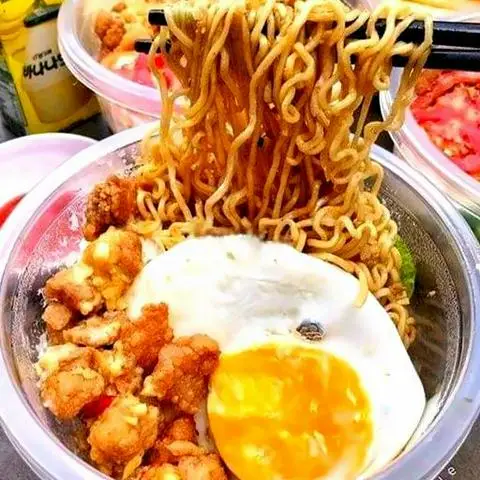 Hình ảnh Mỳ Trộn Rau Củ Viên Trứng Ốp