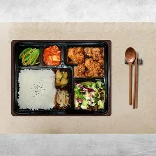Hình ảnh Cơm hộp gà rán sốt cay ngọt