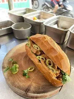 Hình ảnh ✅ BÁNH MÌ CHAY NHÂN CHẢ + NẤM NƯỚNG + SƯỜN NON