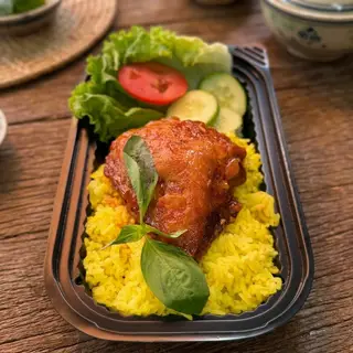 Hình ảnh Cơm gà má đùi sốt tiêu đen