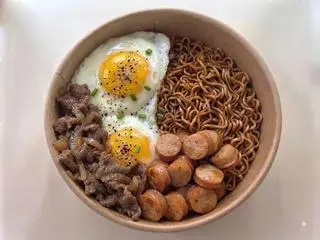 Hình ảnh Mì trộn trứng ốp la - thịt bò xào - xúc xích