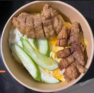 Hình ảnh Cơm bò bít tết phủ trứng