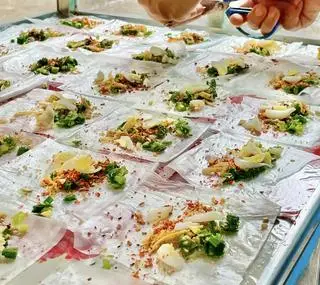 Hình ảnh Bánh tráng cuốn mỡ hành trứng chấm sốt me