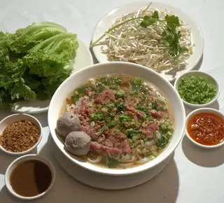 Hình ảnh  生烫牛肉牛丸双拼粉 – Phở tái bò viên