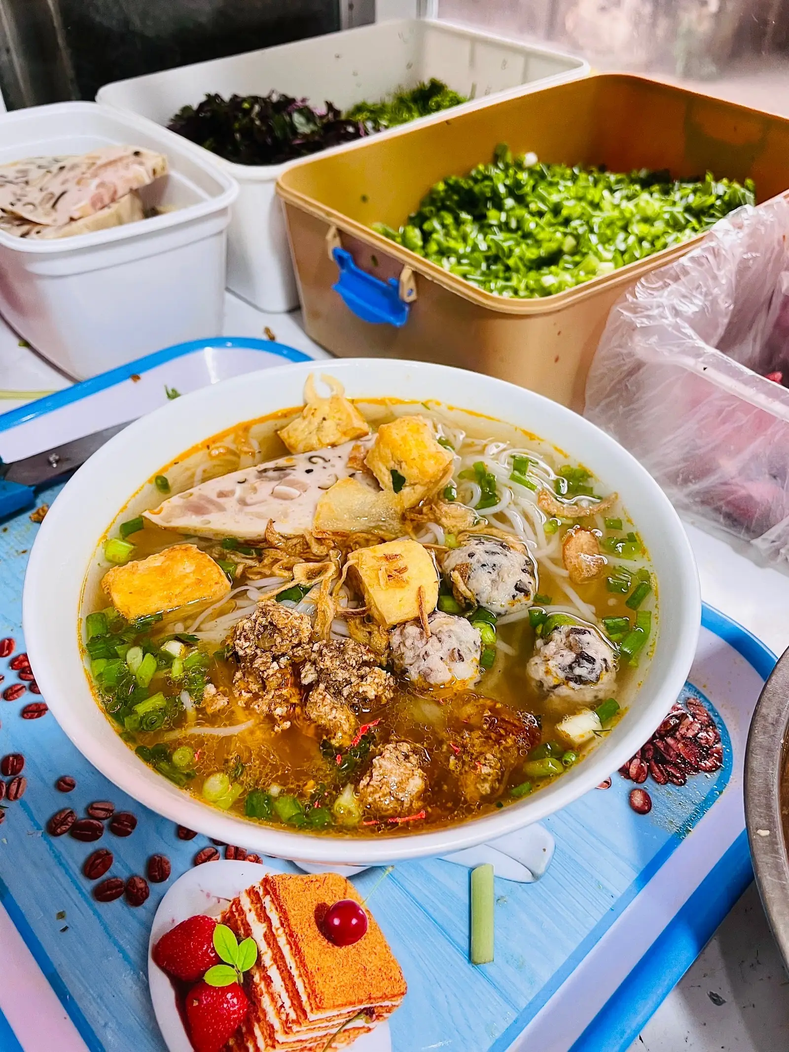 Hình ảnh Bánh đa riêu mọc 