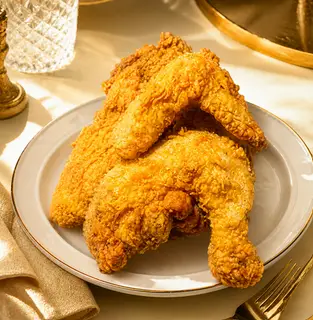 Hình ảnh 1/2 con Gà Siêu  Cay tẩm bột chiên giòn (Tặng 2 bánh bao chiên giòn)