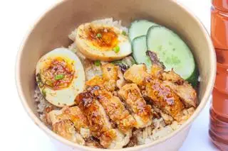 Hình ảnh Cơm đùi gà sốt tương ngọt và trứng ngâm