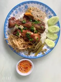 Hình ảnh Cơm tấm ba rọi rút sườn