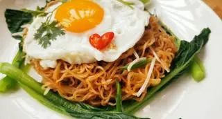 Hình ảnh Mì Xào Sốt Gia Truyền + Trứng