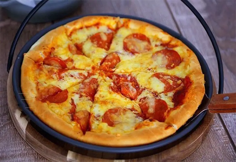 Hình ảnh Pizza xúc xích phô mai size vừa M