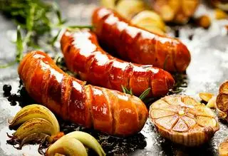 Hình ảnh Xúc xích nướng bơ cay kèm dưa chuột