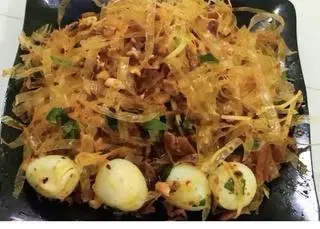Hình ảnh trộn truyền thống với sốt bò