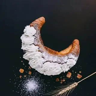 Hình ảnh Bánh Croissant Lune Blanche (Moonlight)