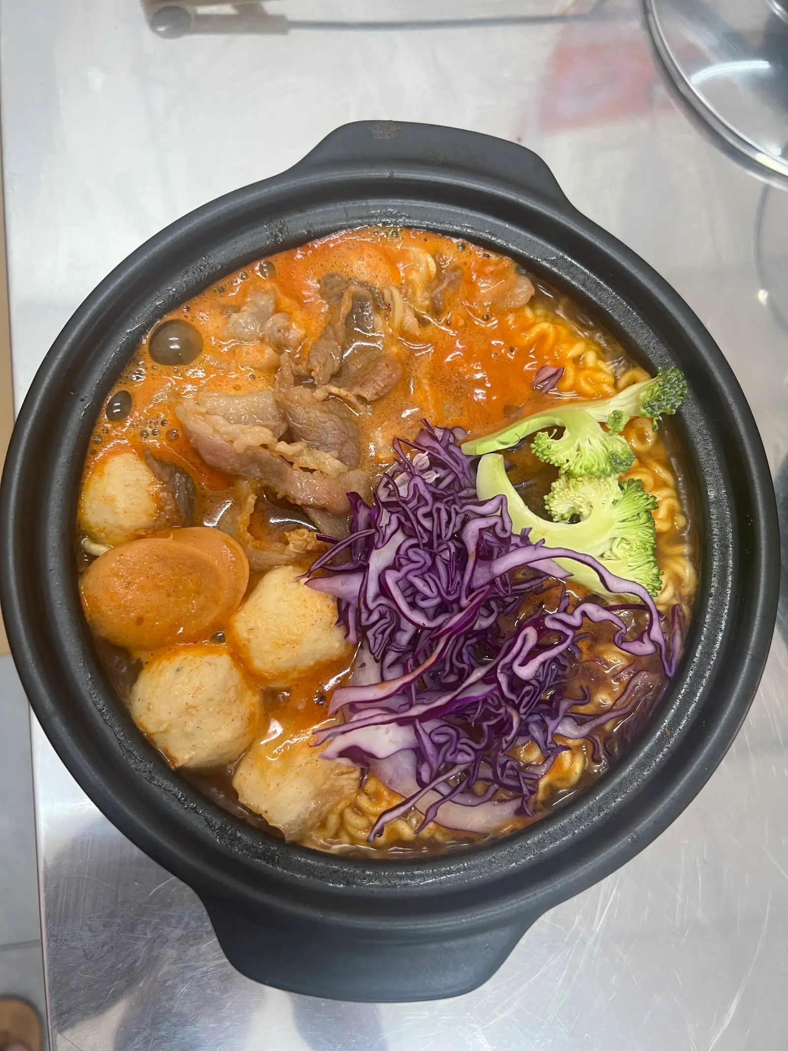 Hình ảnh Mỳ cay Kim chi Bò Mỹ - Cá viên - Xúc xích