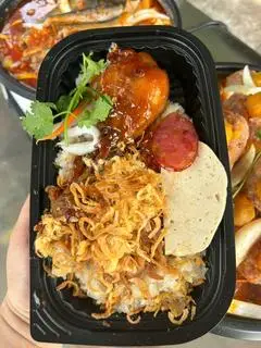 Hình ảnh Xôi đùi gà + chả lụa + lạp xưởng