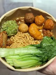 Hình ảnh Mì trộn cá viên sốt thái 