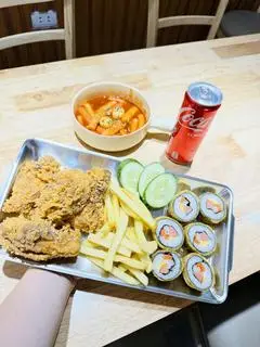 Hình ảnh Combo 4 miếng gà - khoai nhỏ - kimbap chiên - tokbokki cay - Coca tươi