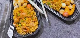 Hình ảnh Mì trộn viên thả lẩu