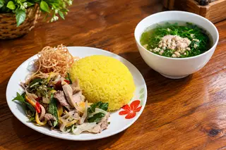 Hình ảnh Cơm gà xé phay trộn gỏi