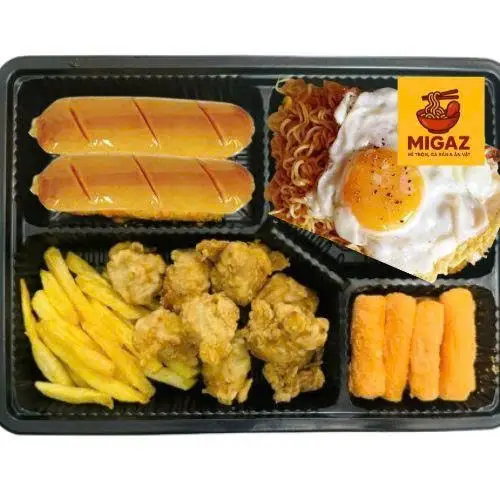 Hình ảnh Box 4 - mì trộn Indomie trứng - gà viên - khoai tây chiên - 2 xúc xích - bánh gạo lắc phô mai