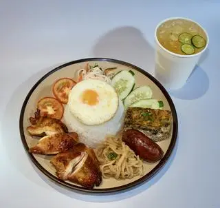 Hình ảnh Cơm tấm gà nướng đặc biệt (tặng 01 trà tắc nhài)