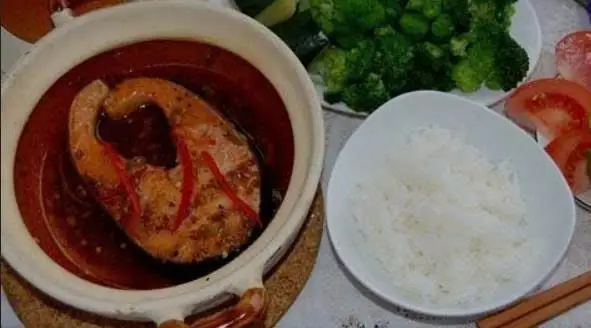 Hình ảnh cơm + cá basa kho