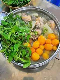 Hình ảnh Lẩu gà ta lá é vừa ( dùng 2-3 người) 