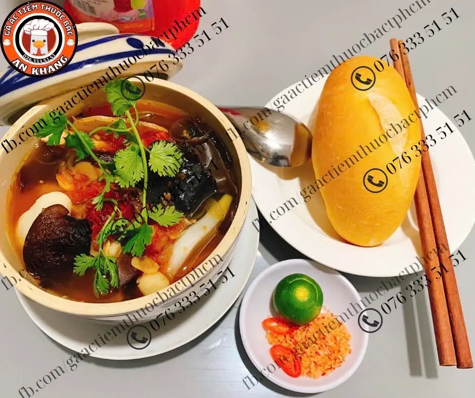 Hình ảnh Gà ác tiềm bát bửu - bánh mì