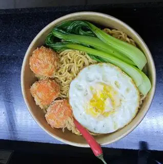 Hình ảnh Mì trộn ốp la - viên hải sản sốt mayonnaise