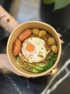 Hình ảnh Mì trộn sate trứng - cá viên - xúc xích