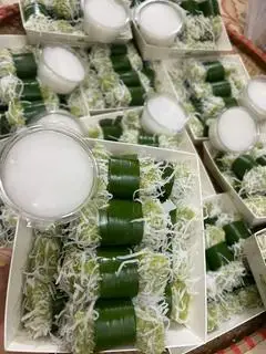 Hình ảnh cốm xào cuộn dừa non cốt dừa