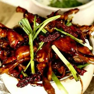 Hình ảnh Ếch cay với ớt sấy khô - 2 con