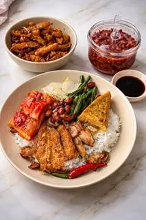 Hình ảnh cơm chay thập cẩm + sườn non chiên sả